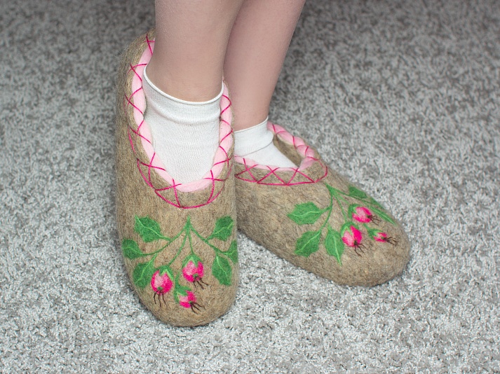 Felt slippers "Rosehip" | Online store of linen products «Linife»